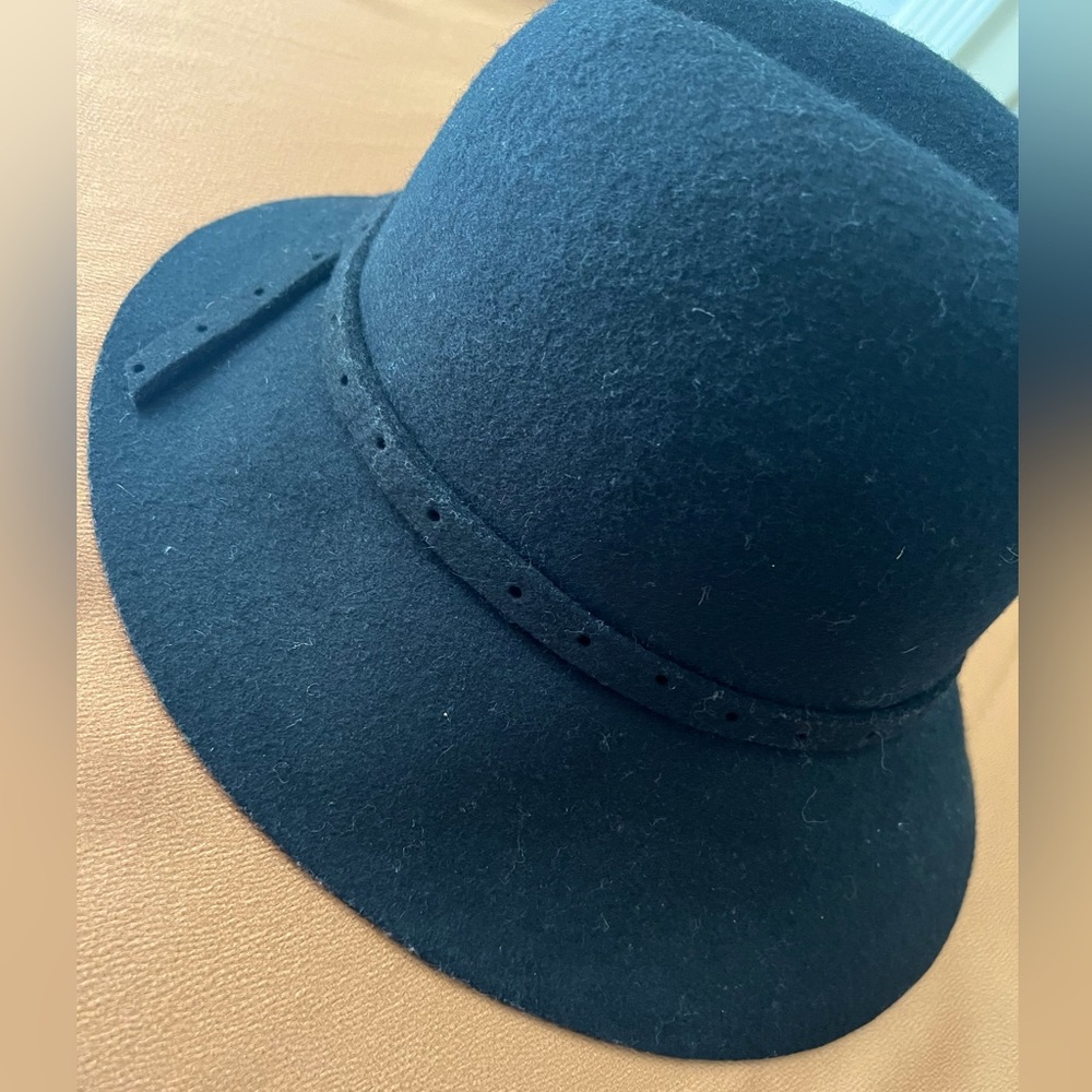 Black winter hat.